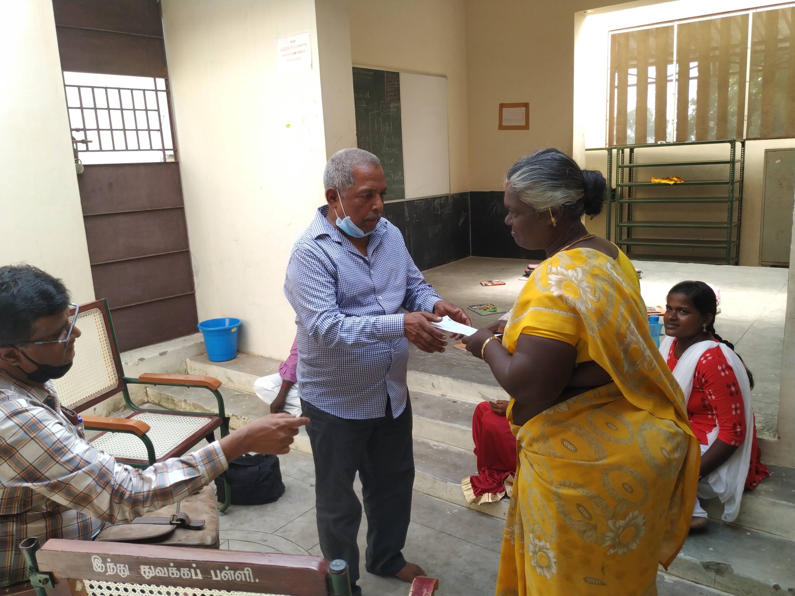 Dr M.Chockkalingam give Cheque to students -2021